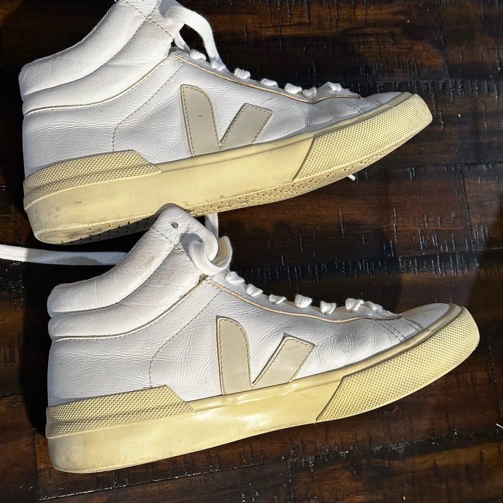 Veja Size 8.5 White High-Top Sneakers